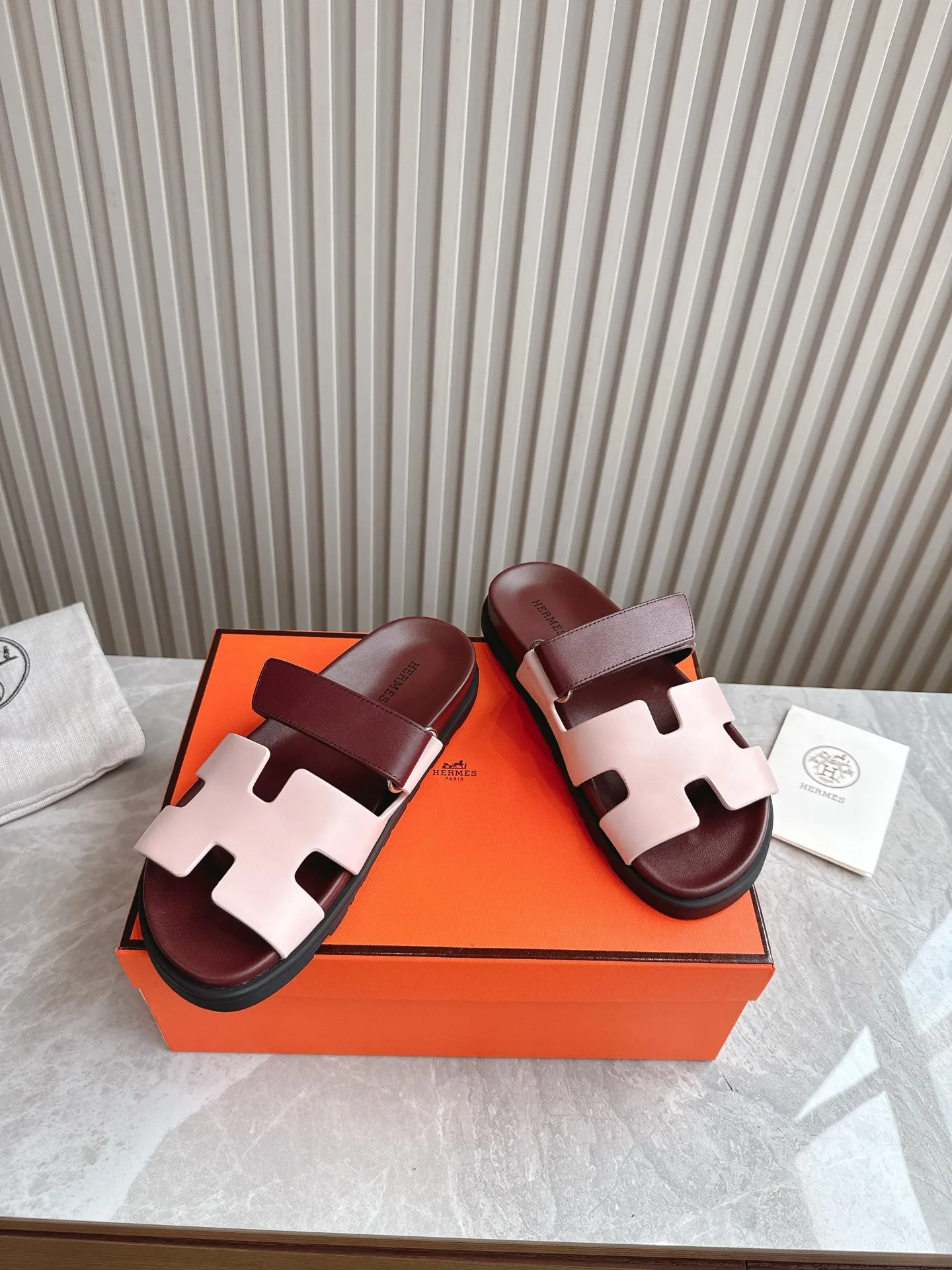 p480🐮🐮Couple model (top version) H family 2024 spring and summer new style HERMES Hermes' recently popular couple model pig nose angle sandals and slippers, paired with various colorful socks, popular. Upper: imported original deerskin (the genuine leather edging is not ordinary super migration). Lining: imported genuine leather. Outsole: Tpu non-slip and wear-resistant outsole. Size: Female 35-42 (40/42 non-returnable and non-exchangeable) Male size: 39-45 (45 non-refundable and non-exchangeable)
